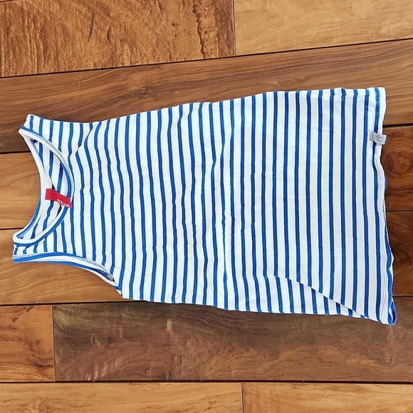 Size medium tank tops 5$ each or 12$ for all of them - Picture 2 of 4